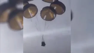 כך נראה הצנחת ציוד הומניטרי בחופי עזה