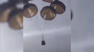 כך נראה הצנחת ציוד הומניטרי בחופי עזה