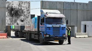 תיעוד התנפלות תושבי עזה על המשאיות