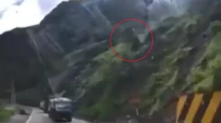 איזה פחד: מפולת סלעים באמצע נסיעה