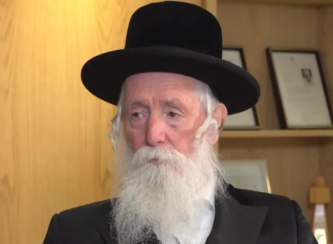 הרב גרוסמן הניח מטבע על ראש החייל והוא התעורר הרב גרוסמן הניח מטבע על ראש החייל והוא התעורר