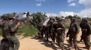 בריקודים סוערים: הכנסת ספר תורה בלב עזה