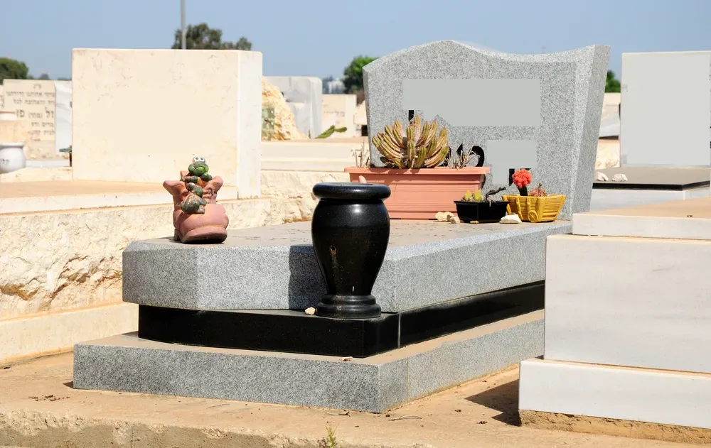 התחתנתי לפני שלושה חודשים האם מותר לי ללכת להלוויה?