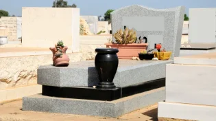 התחתנתי לפני שלושה חודשים האם מותר לי ללכת להלוויה?