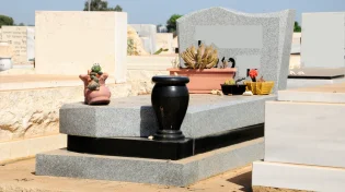 התחתנתי לפני שלושה חודשים האם מותר לי ללכת להלוויה?