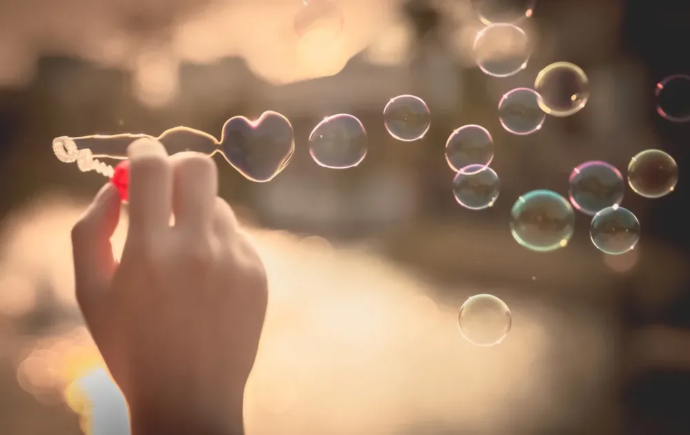 האם מותר לעשות בועות סבון בשבת?