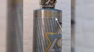 ספר התורה עם כל שמות של נרצחי המלחמה