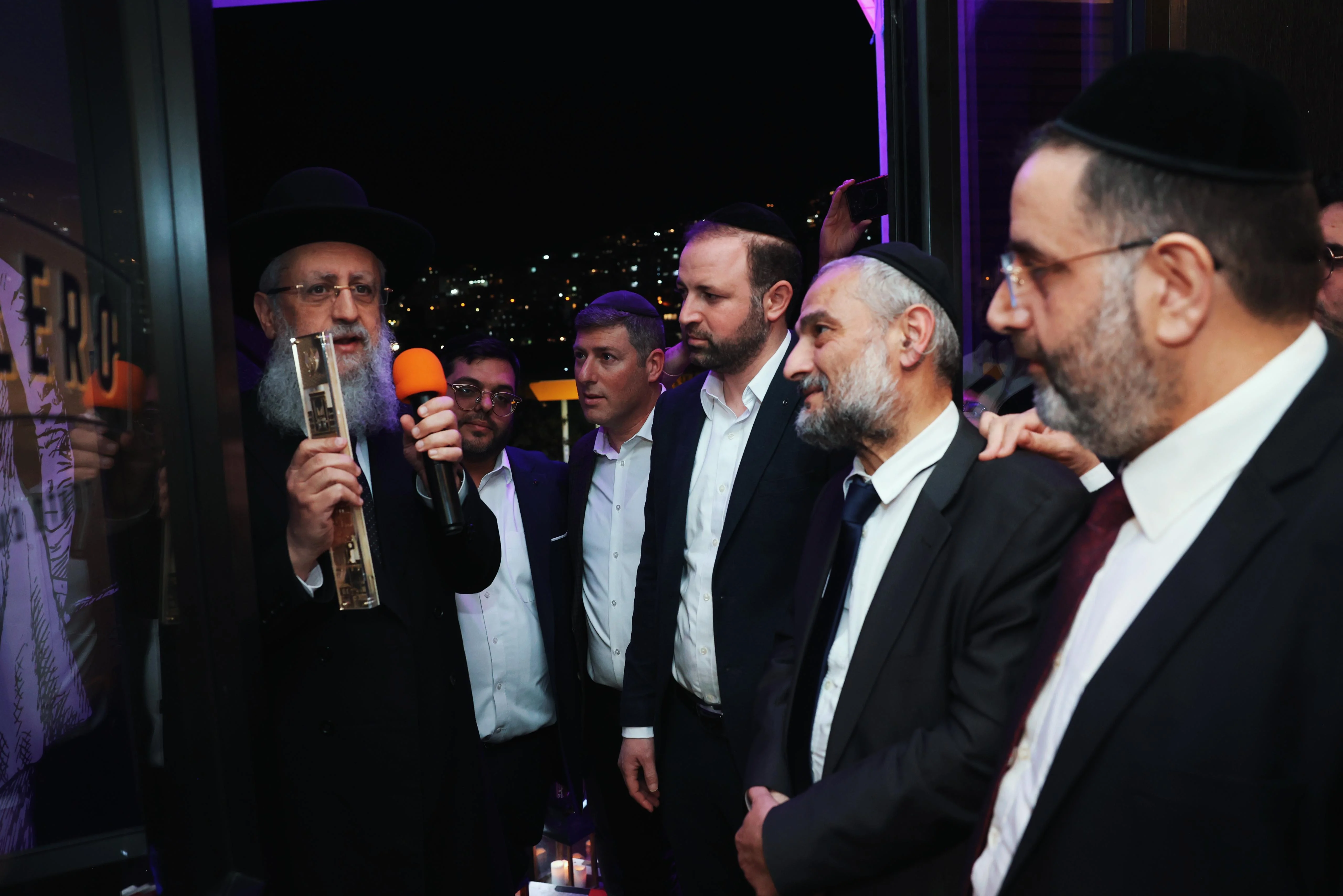 חיזוק העסקים הכשרים: הרבנים קבעו מזוזה במסעדת היוקרה