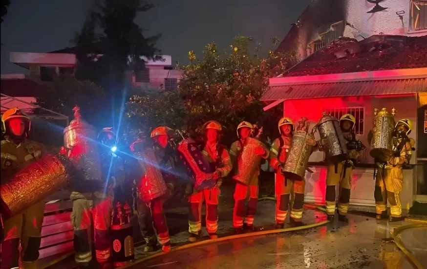 לוחמי האש עם ספרי התורה שניצלו. לוחמי האש עם ספרי התורה שניצלו.