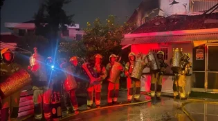 שריפה פרצה בבית כנסת, לוחמי האש הצילו 11 ספרי תורה
