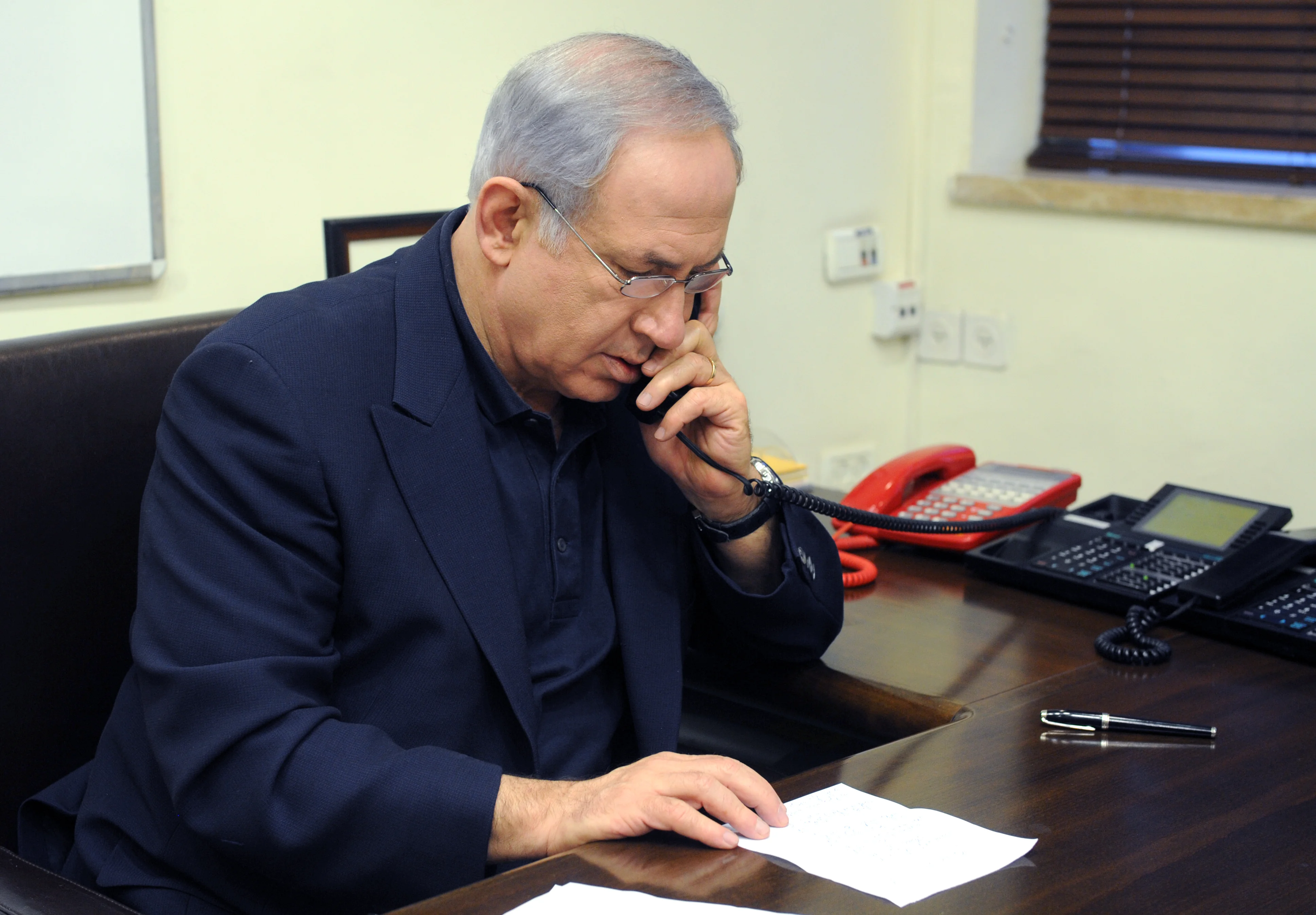 נתניהו משוחח בטלפון במשרדו, ארכיון.
