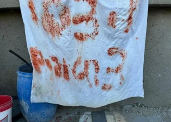 שלט שהכינו החטופים במסע הבריחה משאריות אוכל