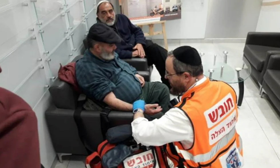 חובשי הצלה מעניקים טיפול רפואי בשנת 2019 לפלסטיני שהתגייר
