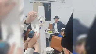 רעשן מהודר: המתפלל הפתיע את בית הכנסת 