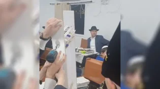 רעשן מהודר: המתפלל הפתיע את בית הכנסת