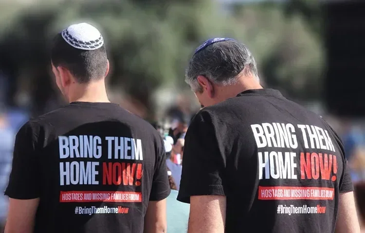 מתפללים להשבת החטופים. מתפללים להשבת החטופים.