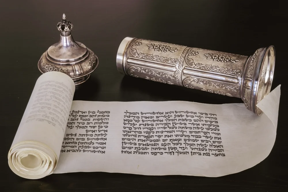 האם מותר לשמוע מגילה בזום בשידור חי באינטרנט?