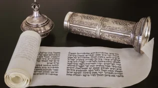 האם מותר לשמוע מגילה בזום בשידור חי באינטרנט?