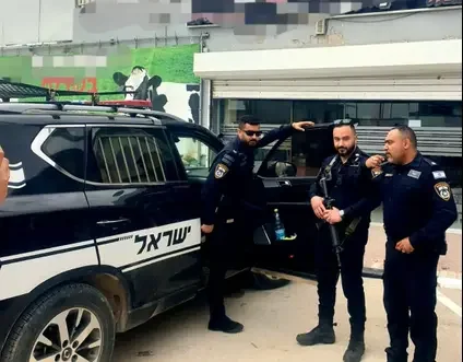 השוטרים מחוץ לאטליז בו נתפסו שני השב"חים השוטרים מחוץ לאטליז בו נתפסו שני השב"חים