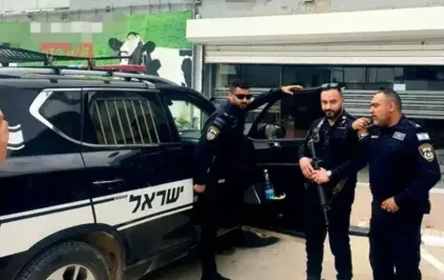 השוטרים מחוץ לאטליז בו נתפסו שני השב"חים השוטרים מחוץ לאטליז בו נתפסו שני השב"חים
