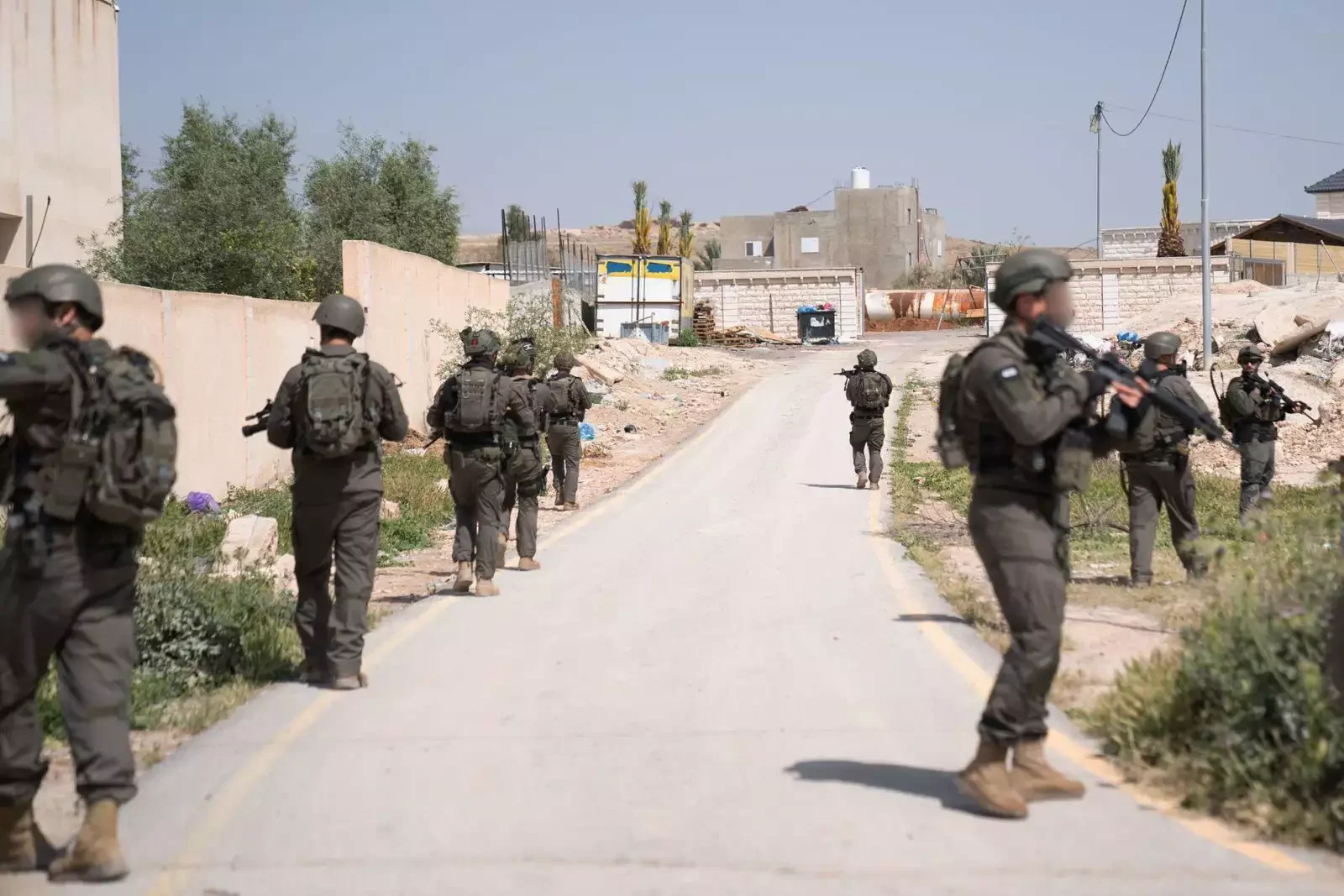 כוחות מיוחדים סורקים אחרי המחבל. כוחות מיוחדים סורקים אחרי המחבל.