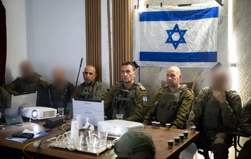 הרמטכ"ל עם מפקדי צה"ל בתוך שיפא. הרמטכ"ל עם מפקדי צה"ל בתוך שיפא.
