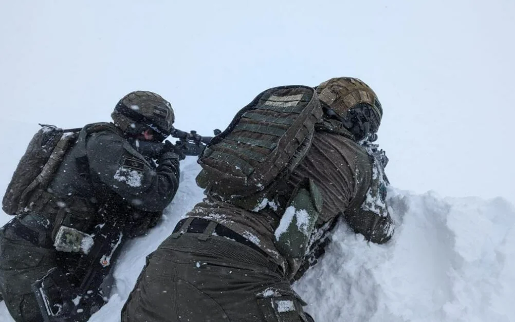לוחמי צה"ל שוכבים בשלג בגבול לבנון. לוחמי צה"ל שוכבים בשלג בגבול לבנון.