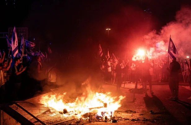 אותה הגברת בשינוי אדרת? המחאות נגד הרפורמה, ארכיון