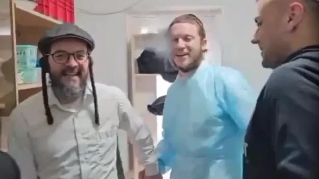 צפו: ברית מרגשת ליהודי בן 40 מאומן