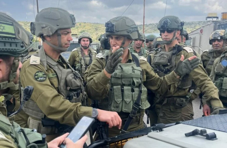 כוחותינו במרדף אחר המחבל. 