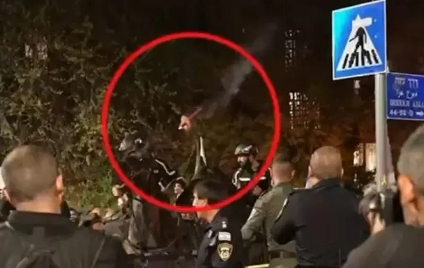 השלכת הלפיד לעבר הפרש המשטרתי. השלכת הלפיד לעבר הפרש המשטרתי.