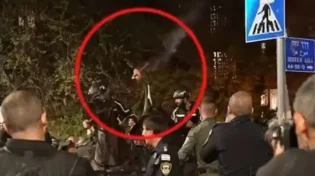 הפגנות השמאל: המשטרה עצרה חשוד בהשלכת לפידים בוערים 