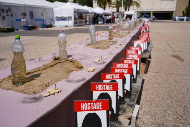 שולחן החטופים. (צילום: TEO K, שאטרסטוק)