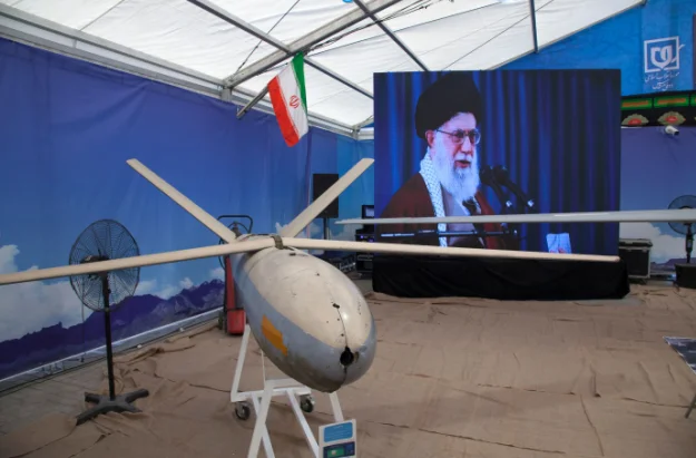 כטב"ם על רקע המנהיג העליון חמינאי כטב"ם על רקע המנהיג העליון חמינאי