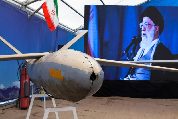 כטב"ם על רקע המנהיג העליון חמינאי.