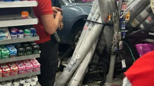 בן 89 איבד שליטה ונכנס עם רכבו בסניף של רמי לוי 