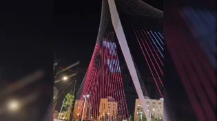 אומנות מדהימה: עשר המכות הוצגו על גשר המיתרים