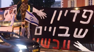 לקראת הפסח: שולחן ליל הסדר עם 133 כסאות ריקים