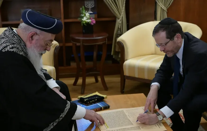 טקס מכירת החמץ של בית הנשיא. טקס מכירת החמץ של בית הנשיא.