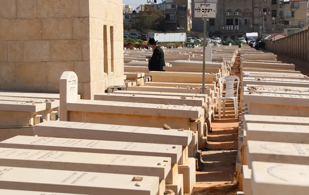 למה שמים אבן על קבר? למה שמים אבן על קבר?