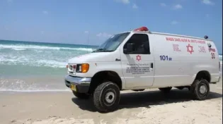 חשד למכת חום: גבר נמצא מוטל מתחת לעץ ללא רוח חיים