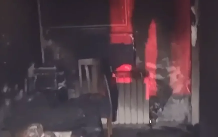 צילום מסך מתיעוד מהבית השרוף שממנו חולצה האישה. צילום מסך מתיעוד מהבית השרוף שממנו חולצה האישה.
