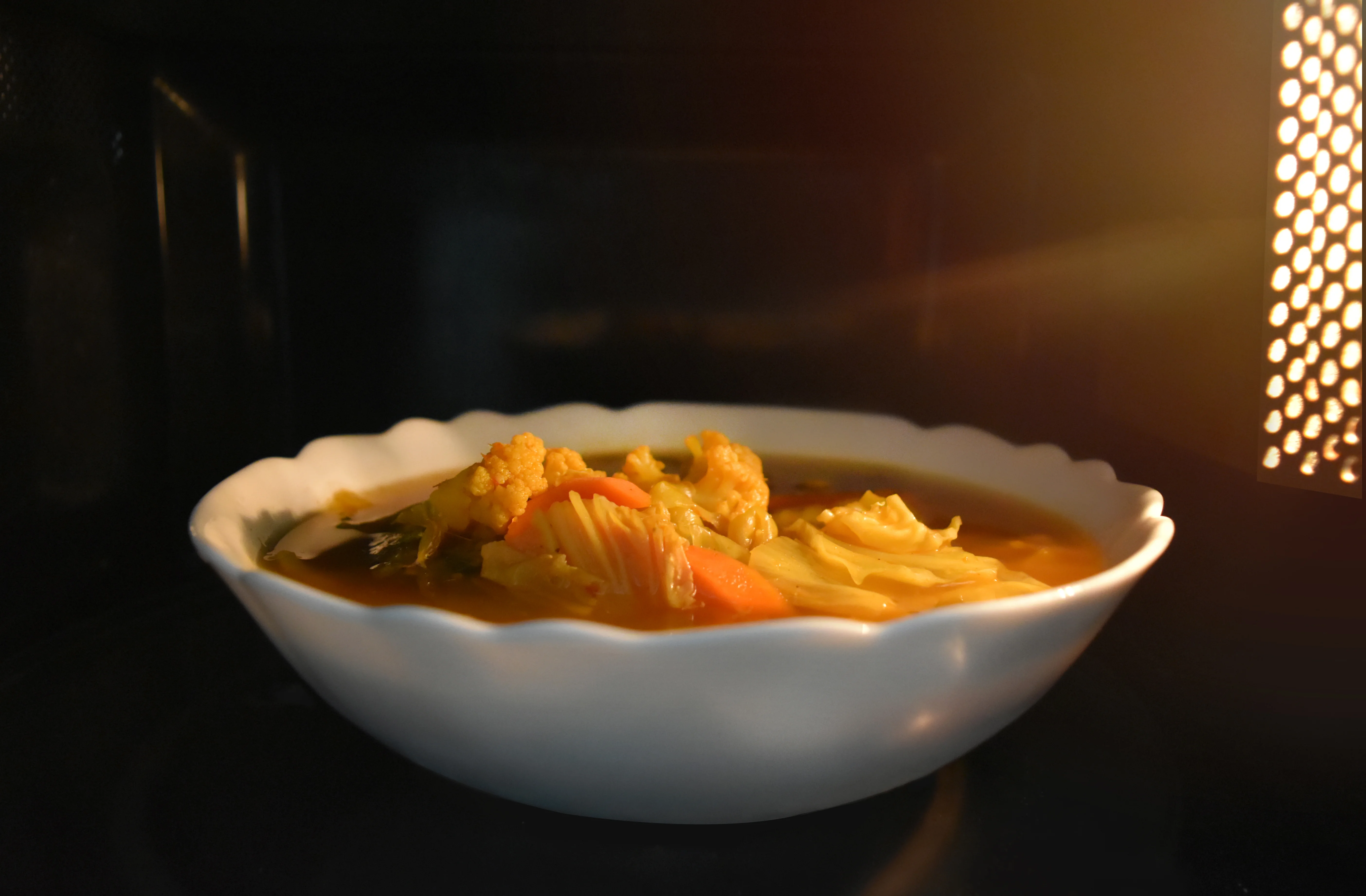 אכלה מרק מקולקל משימורים, ונותרה משותקת בכל גופה אכלה מרק מקולקל משימורים, ונותרה משותקת בכל גופה