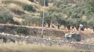ללא פחד: מחבלים רוגמים חיילי צה''ל באבנים