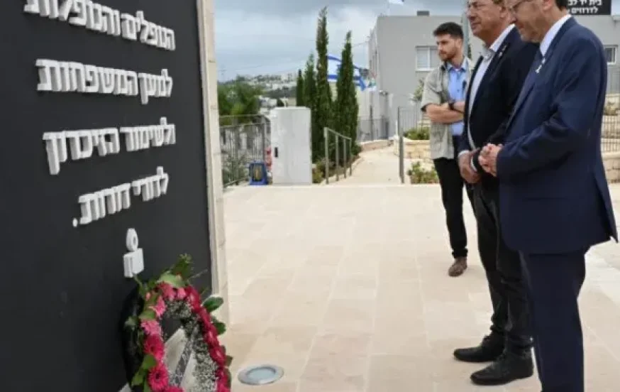 הנשיא הרצוג באנדרטת "יד לבנים" בדאלית אל-כרמל. הנשיא הרצוג באנדרטת "יד לבנים" בדאלית אל-כרמל.