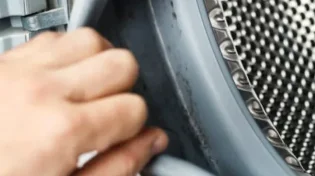 מכונת הכביסה מוציאה ריח של עובש? כך תפתרו את זה בקלות