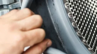 מכונת הכביסה מוציאה ריח של עובש? כך תפתרו את זה בקלות