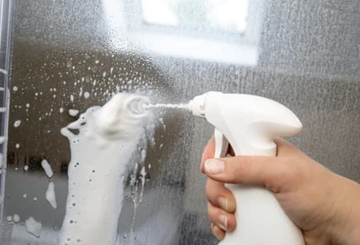 הטריקים לניקוי אבנית שכובשים את הרשת 