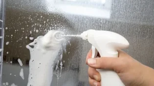 הטריקים לניקוי אבנית שכובשים את הרשת