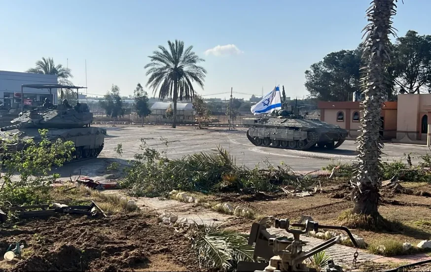 דגל ישראל מונף במעבר רפיח בצד הפלסטיני.